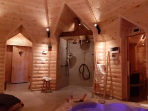 Ruhezone mit Dusche, Sauna und Entrée