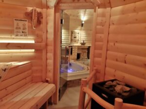 Sauna mit Blick in Ruhezone